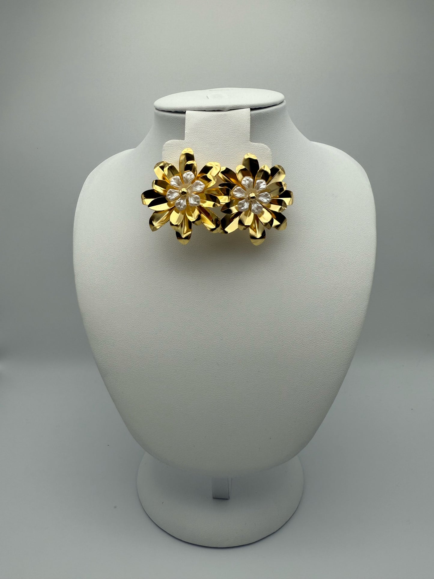 Arete White Flower