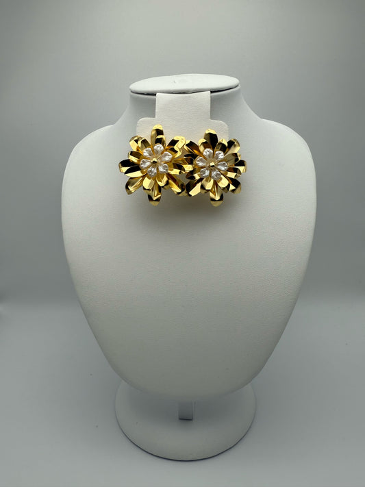 Arete White Flower