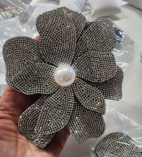 Prendedor Flor Grande Diamantada