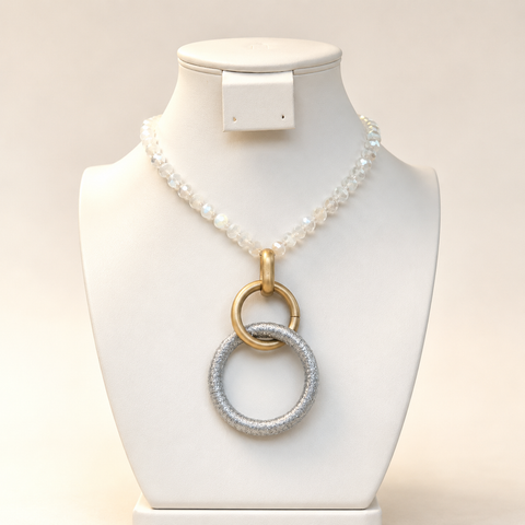 Collar de cuencas blanca  Color oro / plata