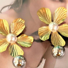 010F -Aretes De Flor con esferas doradas o plateadas