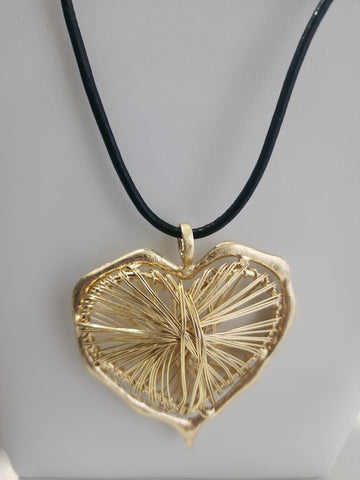 # 532-Collar Corazón  Alambrado Oro