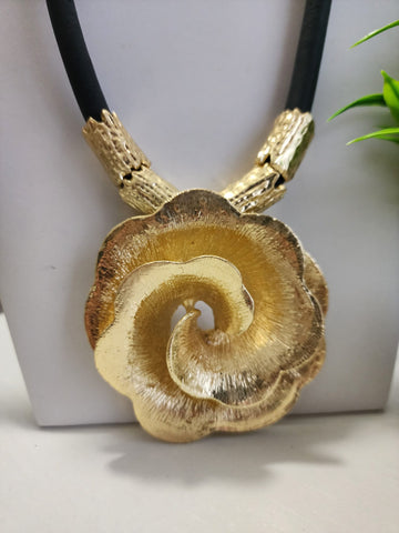 #121 Collar de la Rosa