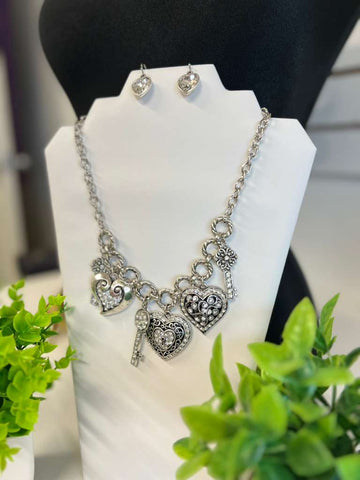 #382-Collar tres corazones