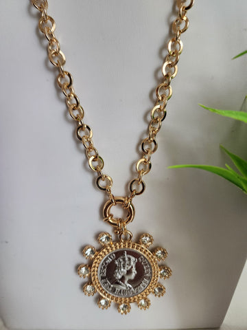 076-Collar Monedas  Queen Diamantado Oro
