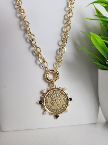 076-Collar Moneda Queen Oro puntos Negros