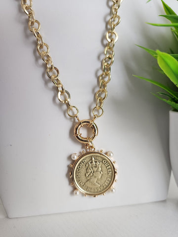 076-Collar Moneda Queen Oro puntos Blancos