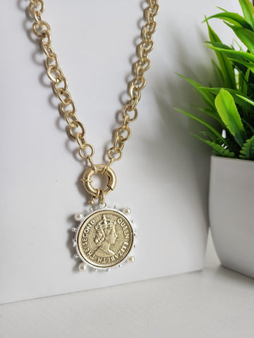 076-Collar Moneda Queen Oro con base plata
