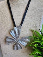 #576-Collar Mariposa Relieve