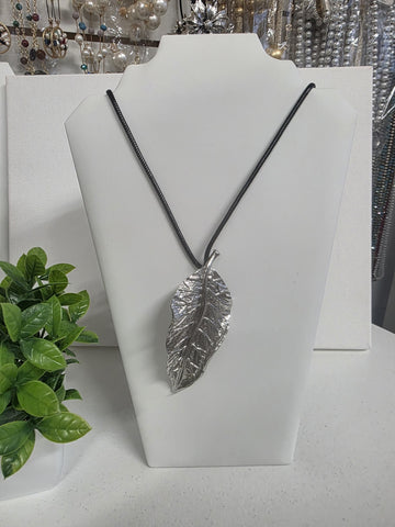 #939- Collar Largo Hoja Plata