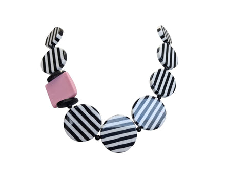 Collar líneas negras rosa