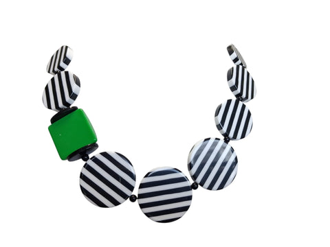 Collar líneas negras verde
