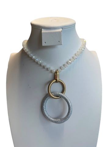 Collar de cuencas blanca  Color oro / plata