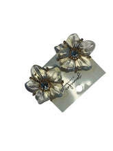 Aretes de flor en acrílico