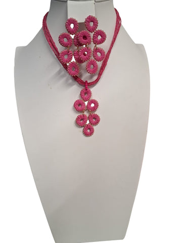 Boho chie Rattan Set de aretes y collar  Color Fucsia
