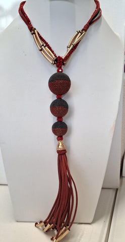 Collar de cuero negro con rojo