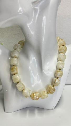 400-Collar cuadritos mármol hueso