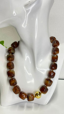 #401-Collar cuadritos Chocolate con balin oro