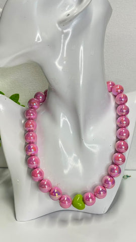 102-Collar balines rosa corazón verde
