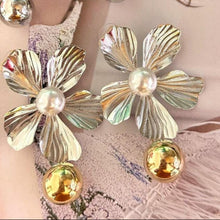 010F -Aretes De Flor con esferas doradas o plateadas